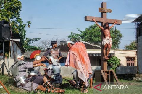 Peringatan Jumat Agung, umat Katolik gelar drama penyaliban Yesus di Solo