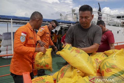 Penyaluran bantuan logistik untuk penyintas gempa di Pulau Batang Dua Maluku Utara