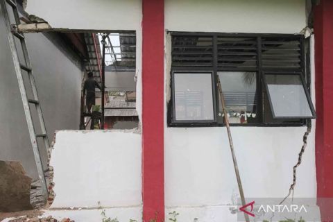 Ruang kelas sekolah rusak berat akibat pergerakan tanah di Pandeglang