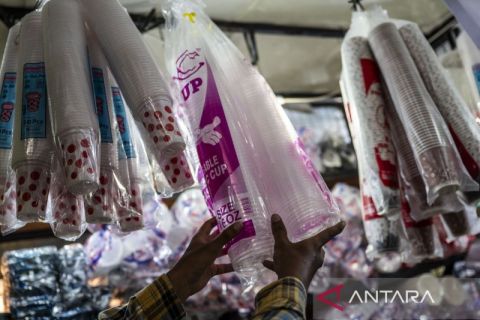 Pasokan bahan baku terganggu, harga plastik melonjak