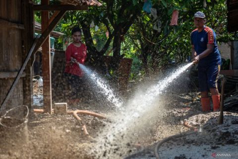 Pembersihan material pascabanjir bandang di Demak
