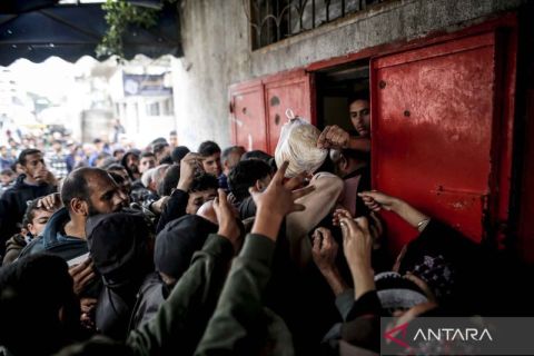 Terbatasnya bantuan ke Gaza picu antrean panjang warga Palestina beli barang kebutuhan