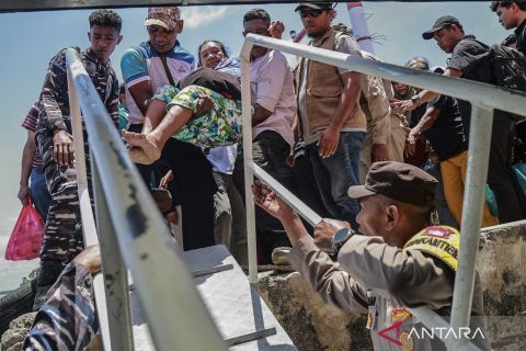 Warga Pulau Batang Dua terdampak gempa dirujuk ke Ternate