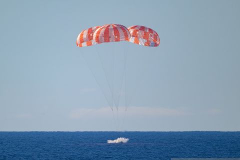 Artemis II kembali ke bumi setelah menjalani misi mengitari bulan