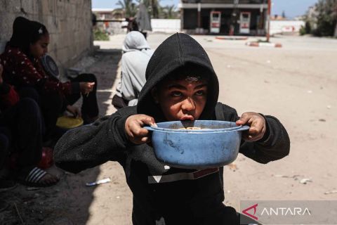 Organisasi amal bagikan makanan ke warga Palestina di tengah blokade bantuan oleh Israel