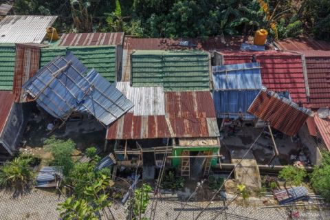 Rumah rusak akibat angin puting beliung di Kendari