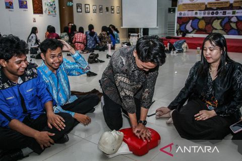 Edukasi teknik resusitasi jantung paru pada mahasiswa