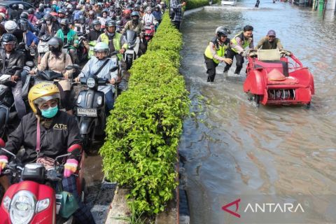 Polisi dan relawan bantu pengguna jalan di tengah banjir