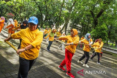 Senam tongkat peserta Prolanis