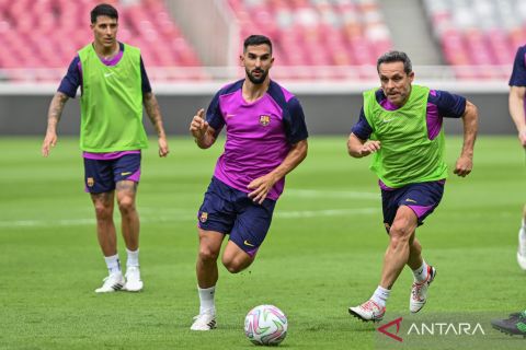 Latihan menjelang pertandingan legenda Barcelona