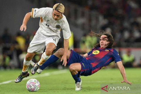 Serunya para legenda sepak bola dunia berlaga dalam Clash of Legends di GBK