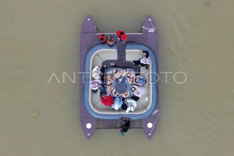 Kafe terapung di Sungai Batang Arau Padang