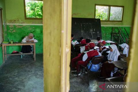 Siswa terpaksa belajar di ruang kelas sementara akibat terdampak erupsi Gunung Semeru