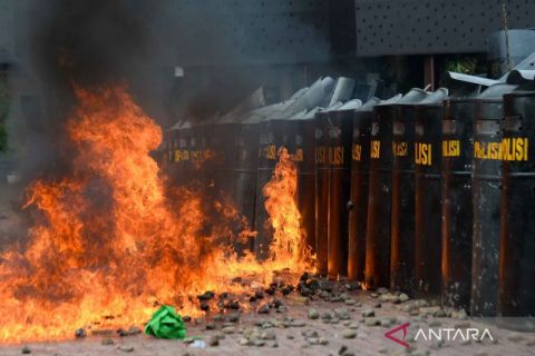 Simulasi penanganan aksi unjuk rasa di Polda Banten jelang Hari Buruh Internasional