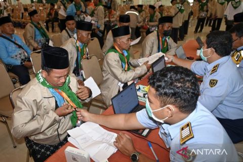 Jamaah calon haji mulai masuk asrama untuk diberangkatkan ke tanah suci