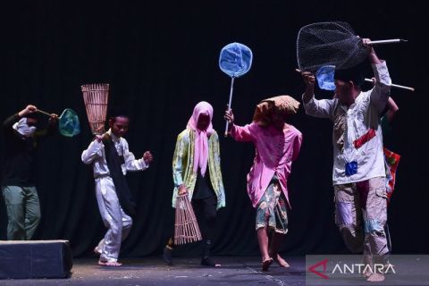 Pementasan Kesenian Tonel asal Muaro Jambi