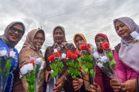 Srikandi relawan bencana berbagi bunga untuk perempuan