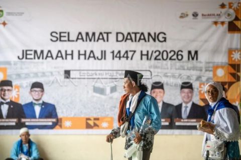 Jamaah calon haji tiba di Asrama Haji Palembang