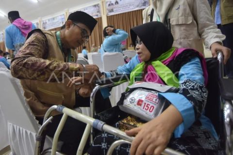 Jamaah calon haji masuk asrama di Padang
