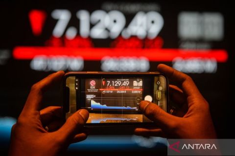 IHSG ditutup merah, indeks LQ45 juga amblas