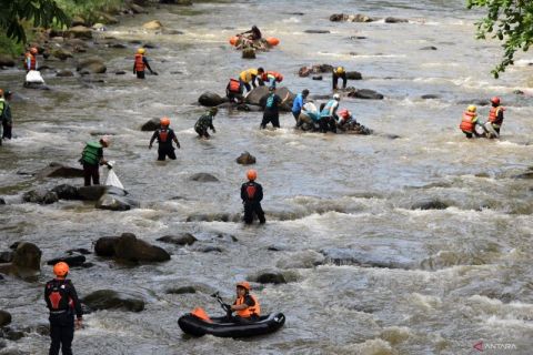 Aksi Operasi Plastik bersihkan sampeh di aliran Sungai Ciliwung
