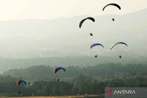 Atraksi di udara dari TNI AU mewarnai semarak dirgantara dan harmoni Sultra