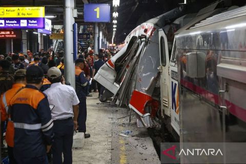 Kecelakaan KRL Commuterline dengan KA Argo Bromo Anggrek di Stasiun Bekasi Timur
