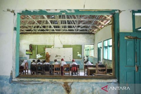 Melihat perjuangan siswa SDN Jayamukti Tasikmalaya belajar di ruang kelas yang rusak