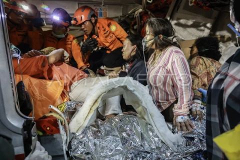 Evakuasi korban kecelakaan kereta di Bekasi Timur