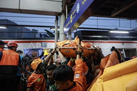 Evakuasi korban kecelakaan kereta api di Bekasi Timur