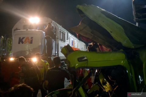 Truk mogok ringsek ditabrak KA Dhoho di Blitar