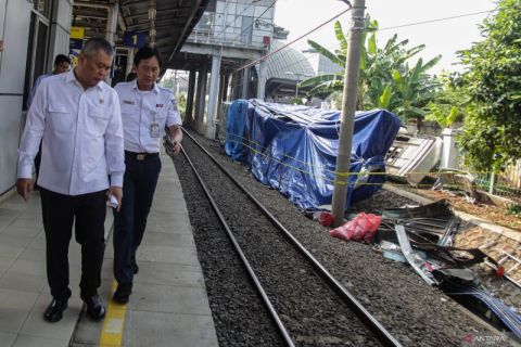 Menhub dan Dirut KAI meninjau lokasi insiden tabrakan kereta di Stasiun Bekasi Timur