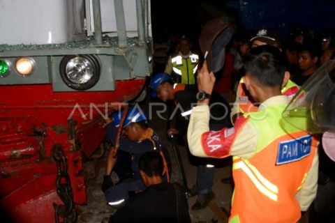 Kecelakaan KA Dhoho dengan truk mogok di perlintasan sebidang
