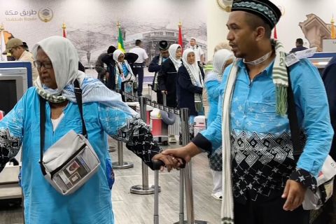 Jamaah lansia dan berisiko tiba di Arab, layanan kesehatan maksimal