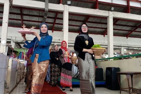 Kartini di pasar, emak-emak berkebaya catwalk kampanye kurangi plastik