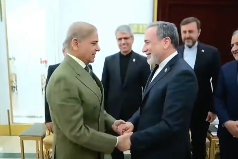 Menlu Iran dan PM Pakistan gelar pertemuan bahas solusi perang