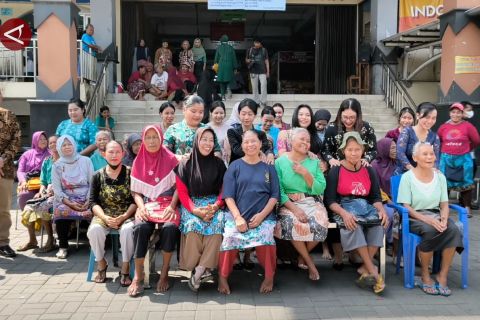 Peringati Hari Kartini, puluhan buruh gendong dapat layanan pijat