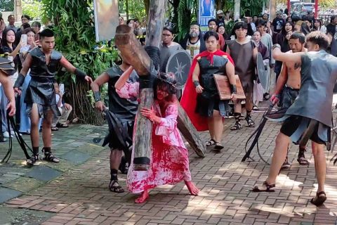 Refleksi pertobatan dan kasih melalui Ibadat Jalan Salib di Semarang