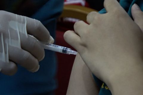 Sebanyak 100 nakes RSMH Palembang terima vaksinasi MR