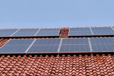 Tekan biaya listrik, Korem 074/Warastratama Solo pasang panel surya