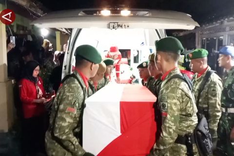 Jenazah Serka Anumerta Ichwan tiba di rumah duka di Magelang