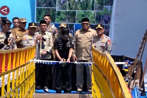Wakapolri resmikan jembatan gantung Dhira Brata di Kolaka, Sultra