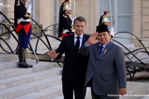 Bertemu empat mata dengan Macron, Prabowo disambut pasukan kehormatan