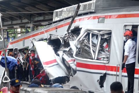 Evakuasi korban kecelakaan kereta di Bekasi Timur berlangsung intensif