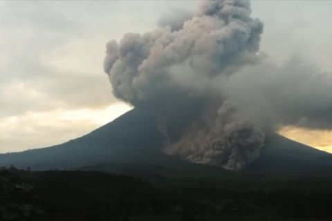 Gunung Semeru embuskan awan panas guguran sejauh 4,5&nbsp;kilometer
