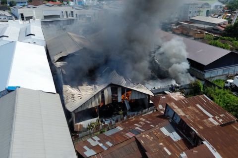 Kebakaran besar landa gudang ekspedisi di Medan