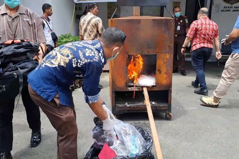 Kejari Jayapura musnahkan barang bukti 40 perkara pidana