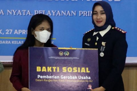 Lapas dan Rutan Pontianak salurkan gerobak untuk keluarga warga binaan