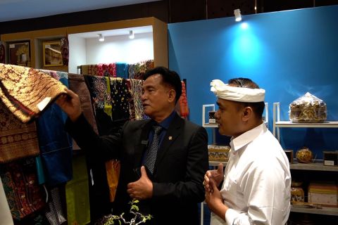 Menko Yusril apresiasi produk songket karya warga binaan di WCPP ke-7