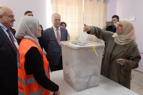 Palestina gelar pemilu lokal di tengah tantangan politik